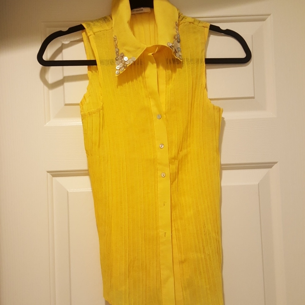 Like new gold sleevless summer blouse/ shell
